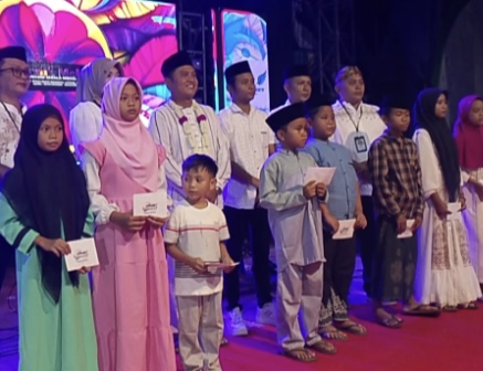 Foto: Anak-anak yatim menerima santunan PAMDAS pada acara Ramadhan di Sumenep.