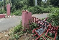 Foto: Kerusakan pada gapura Desa Batuan Barat, Kecamatan Batuan, Kabupaten Sumenep, akibat tertabrak truk pengangkut ekskavator.
