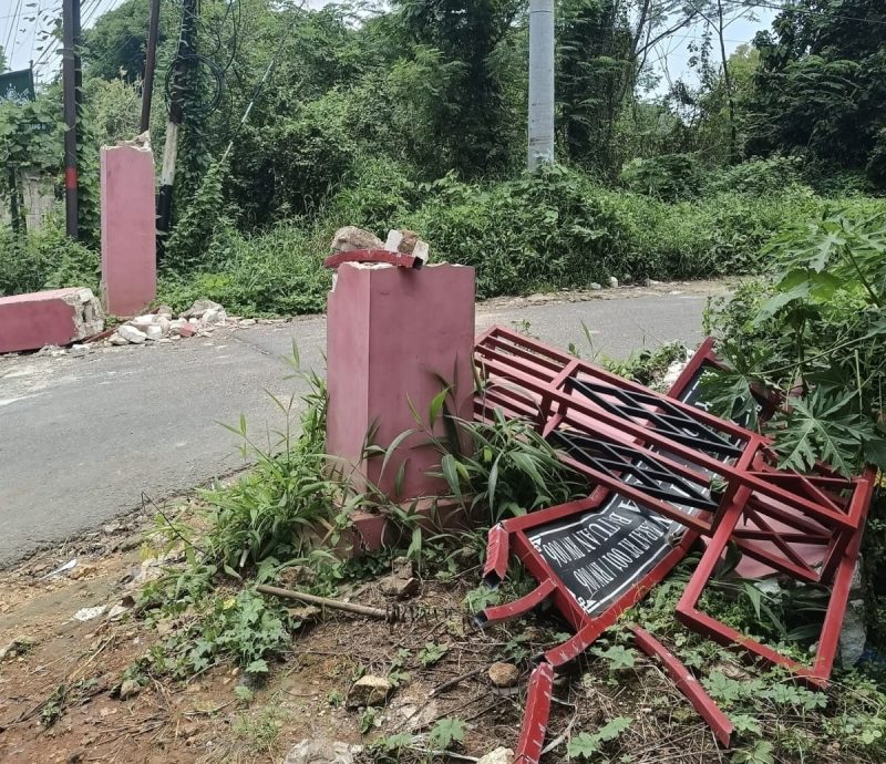Foto: Kerusakan pada gapura Desa Batuan Barat, Kecamatan Batuan, Kabupaten Sumenep, akibat tertabrak truk pengangkut ekskavator.