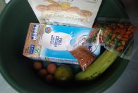 Foto : Paket makanan program MBG yang diterima sejumlah siswa di Kecamatan Saronggi, Kabupaten Sumenep. Wali murid menilai isi paket tersebut tidak mencerminkan makanan bergizi dan dikeluhkan karena hanya disalurkan sekali dalam seminggu