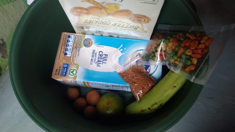 Foto : Paket makanan program MBG yang diterima sejumlah siswa di Kecamatan Saronggi, Kabupaten Sumenep. Wali murid menilai isi paket tersebut tidak mencerminkan makanan bergizi dan dikeluhkan karena hanya disalurkan sekali dalam seminggu