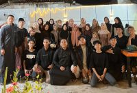 Foto; Mahasiswa PAI Kelas D UIN Madura mengabadikan momen kebersamaan usai kegiatan buka puasa bersama di Mie Tobar Pamekasan.