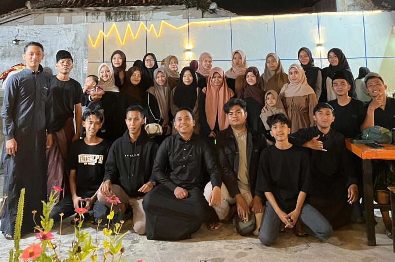 Foto; Mahasiswa PAI Kelas D UIN Madura mengabadikan momen kebersamaan usai kegiatan buka puasa bersama di Mie Tobar Pamekasan.
