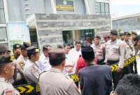 Foto; Sejumlah massa menggelar demonstrasi di depan Gedung Dinas Pendidikan Kabupaten Pamekasan.