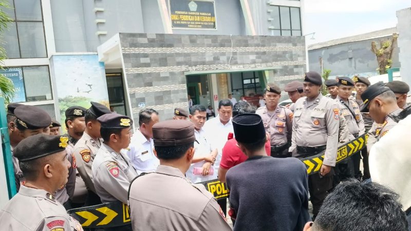 Foto; Sejumlah massa menggelar demonstrasi di depan Gedung Dinas Pendidikan Kabupaten Pamekasan.