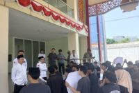 Foto; Mahasiswa yang tergabung dalam DEMA bersama sejumlah organisasi mahasiswa menggelar aksi demonstrasi di depan gedung rektorat Universitas Islam Negeri Madura.