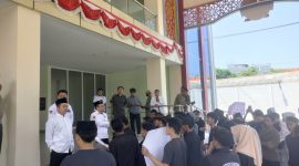 Foto; Mahasiswa yang tergabung dalam DEMA bersama sejumlah organisasi mahasiswa menggelar aksi demonstrasi di depan gedung rektorat Universitas Islam Negeri Madura.