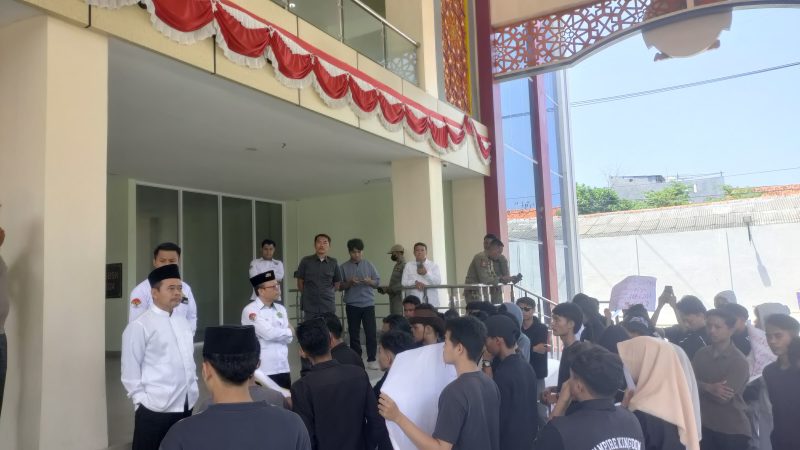 Foto; Mahasiswa yang tergabung dalam DEMA bersama sejumlah organisasi mahasiswa menggelar aksi demonstrasi di depan gedung rektorat Universitas Islam Negeri Madura.
