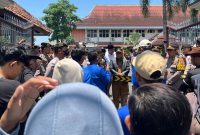 Foto; PMII UIN Madura menggelar aksi demonstrasi di Pamekasan, Selasa (17/3/2026), menuntut evaluasi kinerja Satgas Program Makan Bergizi Gratis (MBG) yang dinilai lemah dalam pengawasan dan pelaksanaan di lapangan.