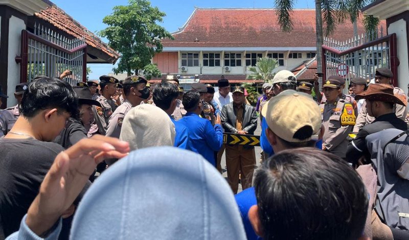 Foto; PMII UIN Madura menggelar aksi demonstrasi di Pamekasan, Selasa (17/3/2026), menuntut evaluasi kinerja Satgas Program Makan Bergizi Gratis (MBG) yang dinilai lemah dalam pengawasan dan pelaksanaan di lapangan.