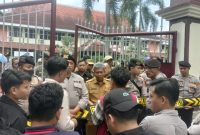 Foto; Sejumlah mahasiswa yang tergabung dalam Aliansi BEM se-Pamekasan menggelar aksi demonstrasi di depan Kantor Bupati Pamekasan