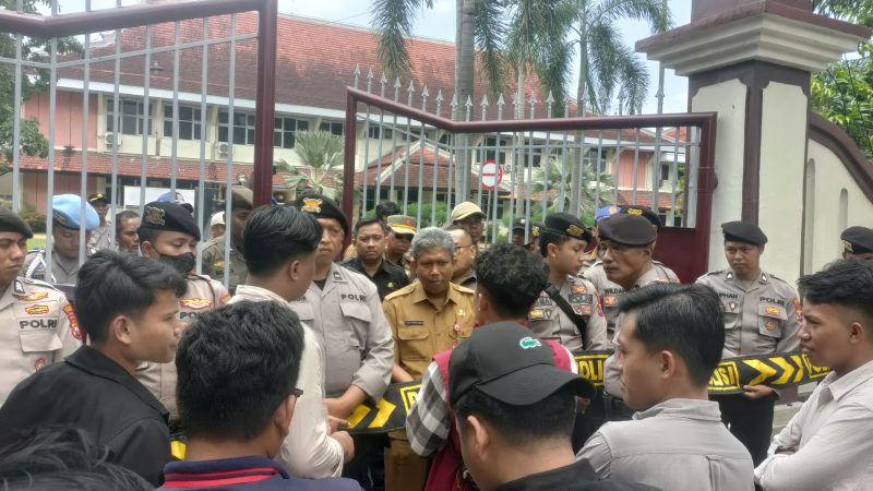 Foto; Sejumlah mahasiswa yang tergabung dalam Aliansi BEM se-Pamekasan menggelar aksi demonstrasi di depan Kantor Bupati Pamekasan