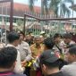 Foto; Sejumlah mahasiswa yang tergabung dalam Aliansi BEM se-Pamekasan menggelar aksi demonstrasi di depan Kantor Bupati Pamekasan