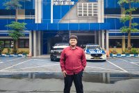 Foto; Faizal, aktivis GAPADA, berdiri di depan Kantor Direktorat Lalu Lintas Polda Jawa Timur