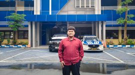 Foto; Faizal, aktivis GAPADA, berdiri di depan Kantor Direktorat Lalu Lintas Polda Jawa Timur