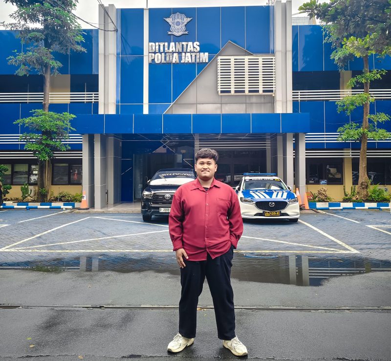 Foto; Faizal, aktivis GAPADA, berdiri di depan Kantor Direktorat Lalu Lintas Polda Jawa Timur