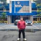 Foto; Faizal, aktivis GAPADA, berdiri di depan Kantor Direktorat Lalu Lintas Polda Jawa Timur