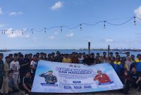Foto; Sejumlah mahasiswa UIN Madura bersama personel Kodim 082 Pamekasan berfoto bersama usai melaksanakan aksi bersih-bersih pantai dalam kegiatan karya bakti, sebagai wujud sinergi menjaga kelestarian lingkungan pesisir.