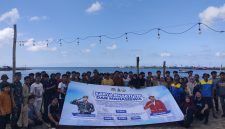 Foto; Sejumlah mahasiswa UIN Madura bersama personel Kodim 082 Pamekasan berfoto bersama usai melaksanakan aksi bersih-bersih pantai dalam kegiatan karya bakti, sebagai wujud sinergi menjaga kelestarian lingkungan pesisir.