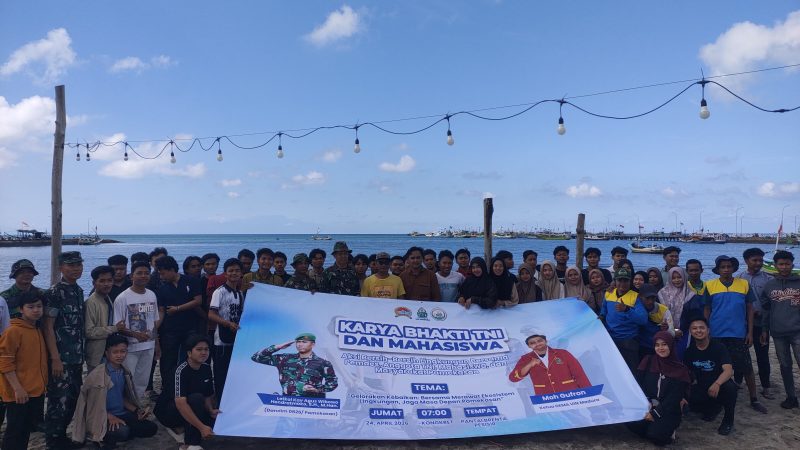 Foto; Sejumlah mahasiswa UIN Madura bersama personel Kodim 082 Pamekasan berfoto bersama usai melaksanakan aksi bersih-bersih pantai dalam kegiatan karya bakti, sebagai wujud sinergi menjaga kelestarian lingkungan pesisir.