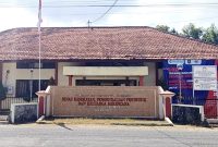 Foto: Kantor Dinas Kesehatan, Pengendalian Penduduk, dan Keluarga Berencana Kabupaten Sumenep yang menjadi sorotan aktivis Dear Jatim terkait dugaan persoalan pengelolaan anggaran dan hak pegawai