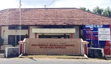 Foto: Kantor Dinas Kesehatan, Pengendalian Penduduk, dan Keluarga Berencana Kabupaten Sumenep yang menjadi sorotan aktivis Dear Jatim terkait dugaan persoalan pengelolaan anggaran dan hak pegawai