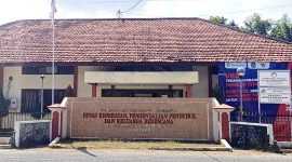 Foto: Kantor Dinas Kesehatan, Pengendalian Penduduk, dan Keluarga Berencana Kabupaten Sumenep yang menjadi sorotan aktivis Dear Jatim terkait dugaan persoalan pengelolaan anggaran dan hak pegawai