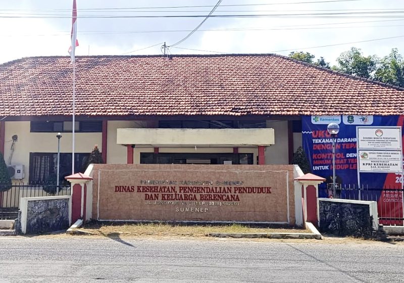 Foto: Kantor Dinas Kesehatan, Pengendalian Penduduk, dan Keluarga Berencana Kabupaten Sumenep yang menjadi sorotan aktivis Dear Jatim terkait dugaan persoalan pengelolaan anggaran dan hak pegawai