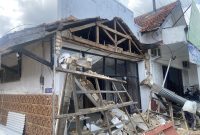 Foto: Bangunan Cafe Palm di wilayah Kebonagung, Sumenep, tampak ambruk pada Sabtu (11/04/2026) siang. Tidak ada korban jiwa dalam peristiwa tersebut, sementara penyebab kejadian masih dalam proses penyelidikan.