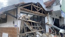 Foto: Bangunan Cafe Palm di wilayah Kebonagung, Sumenep, tampak ambruk pada Sabtu (11/04/2026) siang. Tidak ada korban jiwa dalam peristiwa tersebut, sementara penyebab kejadian masih dalam proses penyelidikan.