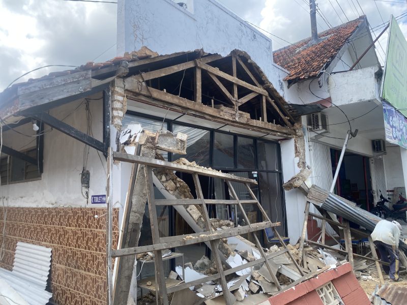 Foto: Bangunan Cafe Palm di wilayah Kebonagung, Sumenep, tampak ambruk pada Sabtu (11/04/2026) siang. Tidak ada korban jiwa dalam peristiwa tersebut, sementara penyebab kejadian masih dalam proses penyelidikan.