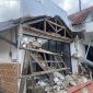 Foto: Bangunan Cafe Palm di wilayah Kebonagung, Sumenep, tampak ambruk pada Sabtu (11/04/2026) siang. Tidak ada korban jiwa dalam peristiwa tersebut, sementara penyebab kejadian masih dalam proses penyelidikan.