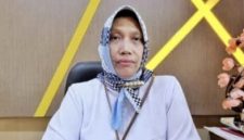 Foto: Direktur RSUD dr. H. Moh. Anwar Sumenep, dr. Erliyati. Di balik ketegasannya memimpin rumah sakit, ia dikenal luas sebagai sosok yang kerap turun tangan langsung membantu biaya pengobatan pasien kurang mampu.