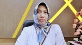 Foto: Direktur RSUD dr. H. Moh. Anwar Sumenep, dr. Erliyati. Di balik ketegasannya memimpin rumah sakit, ia dikenal luas sebagai sosok yang kerap turun tangan langsung membantu biaya pengobatan pasien kurang mampu.