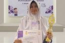 Foto: Az syahra nastiti ramadhani, siswi SMP Integral Luqman Al-Hakim Sumenep, saat menerima penghargaan Juara 1 3 Smart Competition tingkat se-Madura di SMAN 3 Pamekasan.