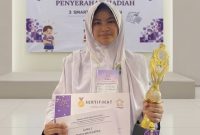 Foto: Az syahra nastiti ramadhani, siswi SMP Integral Luqman Al-Hakim Sumenep, saat menerima penghargaan Juara 1 3 Smart Competition tingkat se-Madura di SMAN 3 Pamekasan.
