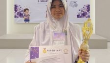 Foto: Az syahra nastiti ramadhani, siswi SMP Integral Luqman Al-Hakim Sumenep, saat menerima penghargaan Juara 1 3 Smart Competition tingkat se-Madura di SMAN 3 Pamekasan.