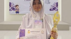 Foto: Az syahra nastiti ramadhani, siswi SMP Integral Luqman Al-Hakim Sumenep, saat menerima penghargaan Juara 1 3 Smart Competition tingkat se-Madura di SMAN 3 Pamekasan.