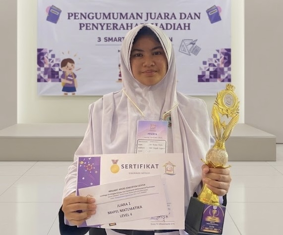 Foto: Az syahra nastiti ramadhani, siswi SMP Integral Luqman Al-Hakim Sumenep, saat menerima penghargaan Juara 1 3 Smart Competition tingkat se-Madura di SMAN 3 Pamekasan.
