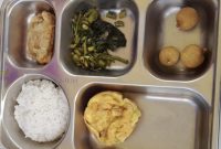 Foto: Detail menu kiriman wali murid yang menjadi bukti dugaan adanya penurunan kualitas (downgrade) porsi makan gratis di Kabupaten Sumenep. Publik kini mempertanyakan transparansi pengelolaan dana di SPPG Yayasan Alif Batuputih.