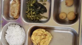 Foto: Detail menu kiriman wali murid yang menjadi bukti dugaan adanya penurunan kualitas (downgrade) porsi makan gratis di Kabupaten Sumenep. Publik kini mempertanyakan transparansi pengelolaan dana di SPPG Yayasan Alif Batuputih.