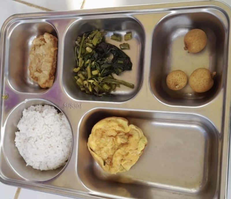 Foto: Detail menu kiriman wali murid yang menjadi bukti dugaan adanya penurunan kualitas (downgrade) porsi makan gratis di Kabupaten Sumenep. Publik kini mempertanyakan transparansi pengelolaan dana di SPPG Yayasan Alif Batuputih.