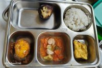 Foto: Hidangan makanan siswa yang disajikan oleh SPPG Yayasan Alif di Kecamatan Batu Putih, Sumenep, terlihat terdapat buah salak yang diduga dalam kondisi busuk.