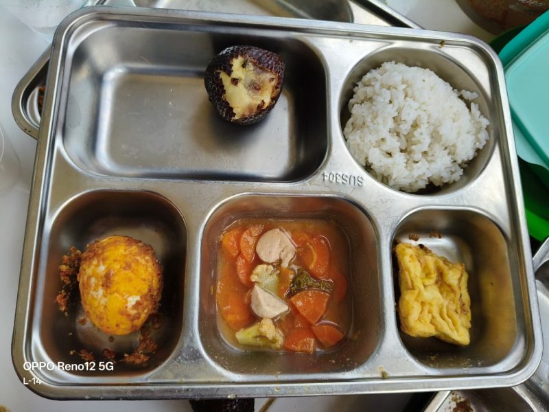 Foto: Hidangan makanan siswa yang disajikan oleh SPPG Yayasan Alif di Kecamatan Batu Putih, Sumenep, terlihat terdapat buah salak yang diduga dalam kondisi busuk.
