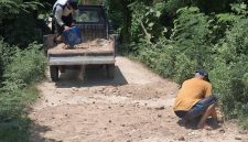 Foto: Di tengah minimnya respons pemerintah, warga Banbaru Giliraja bergotong royong memperbaiki akses jalan utama yang sudah lama rusak.