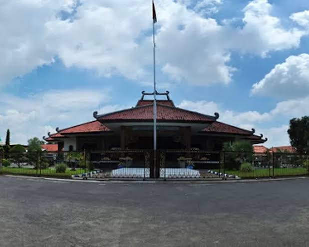 Foto; Halaman Mandhapa Agung Ronggosukowati