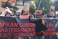 Sejumlah aktivis Jaka Jatim menyuarakan desakan kepada Komisi Pemberantasan Korupsi agar segera menahan 16 tersangka kasus korupsi dana hibah Jawa Timur yang hingga kini belum ditindaklanjuti.
