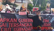 Sejumlah aktivis Jaka Jatim menyuarakan desakan kepada Komisi Pemberantasan Korupsi agar segera menahan 16 tersangka kasus korupsi dana hibah Jawa Timur yang hingga kini belum ditindaklanjuti.