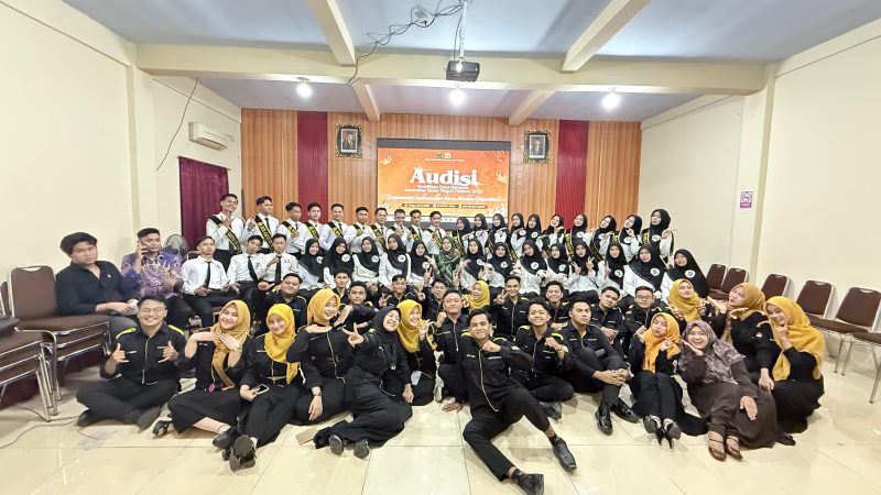foto:
Peserta, panitia, dan dewan juri berfoto bersama usai pelaksanaan audisi Pemilihan Duta Kampus 2026 di Universitas Islam Negeri Madura, yang berlangsung di Aula Fakultas Syariah, Minggu (3/5/2026).
