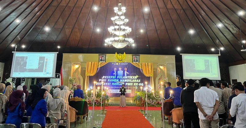 Foto; Ketua Fraksi PKB DPRD Pamekasan, Moh Faridi, saat menyampaikan orasi dalam pelantikan Pengurus PMII Rayon Mandilaras Komisariat UIN Madura Cabang Pamekasan dan refleksi Harlah PMII ke-66 di Pendopo Ronggosukowati.